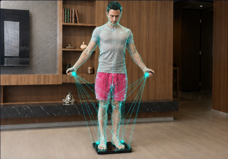 Syvols user holding 8-point handles for full-body bioelectrical scan